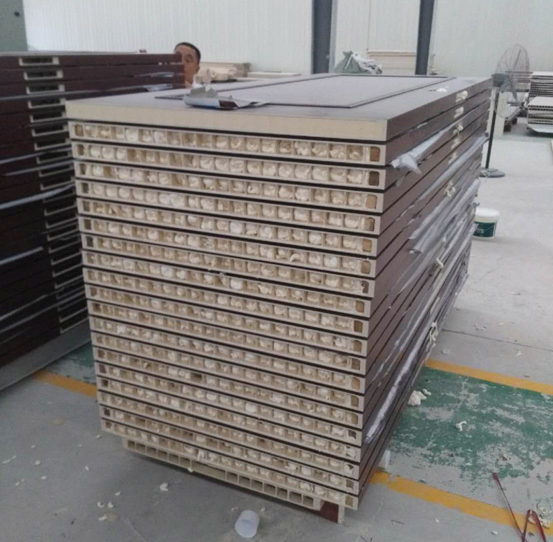 隔音門 里面注入隔音保溫發泡劑.jpg 隔音門 里面注入隔音保溫發泡劑.jpg