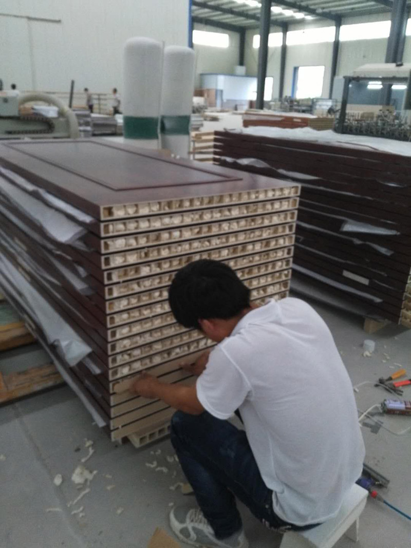 隔音門里面注入隔音保溫發泡劑.jpg 隔音門里面注入隔音保溫發泡劑.jpg